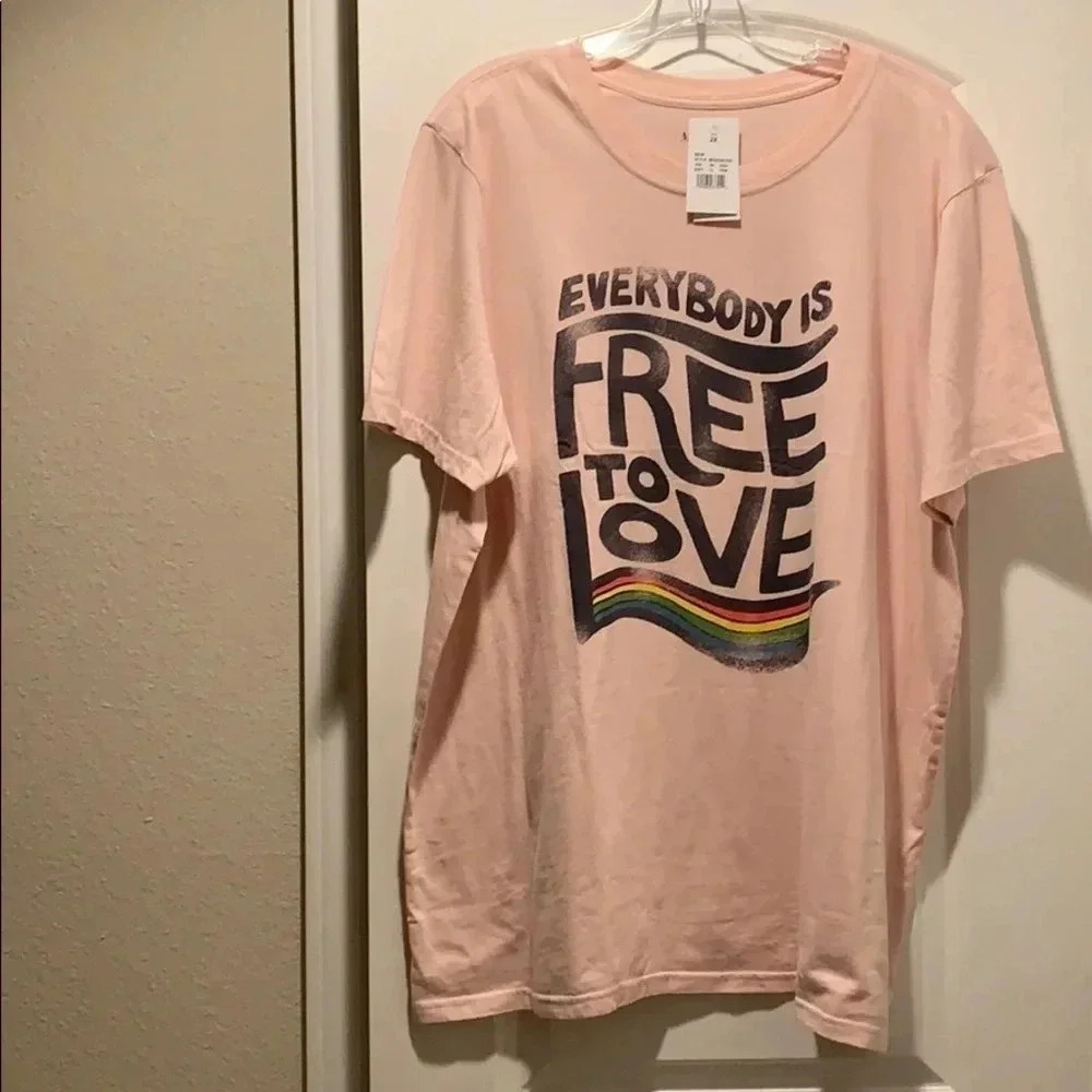 Pink Graphic T Shirt Everyone is Free To Love Sz 2X NWT